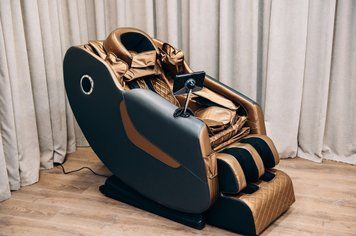 Кресло массажное с 6 массажными блоками XZERO V12+Premium Black & Gold с функцией 0 гравитации